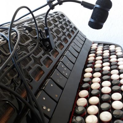 amplifikacja-instrumentu-akustycznego-idea-i-praktyka